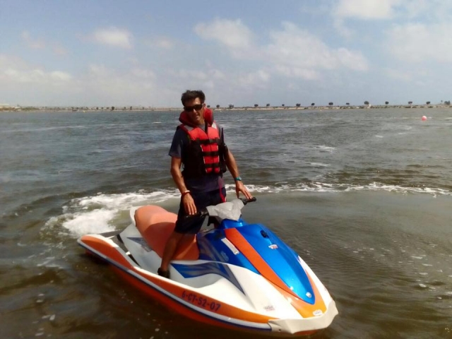 De pie en la moto de agua